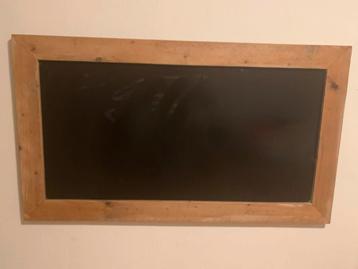 Groot krijtbord van 137,50 cm bij 38,5 cm beschikbaar voor biedingen