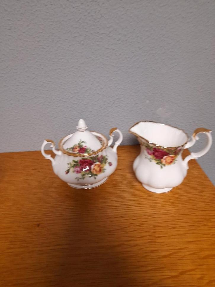 Adv 103 royal albert old country rose 2 delig groot room set, Antiek en Kunst, Antiek | Servies los, Ophalen of Verzenden