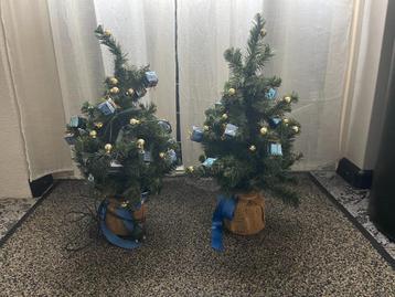 2 kleine kunst kerstboompjes, 50 cm hoog beschikbaar voor biedingen