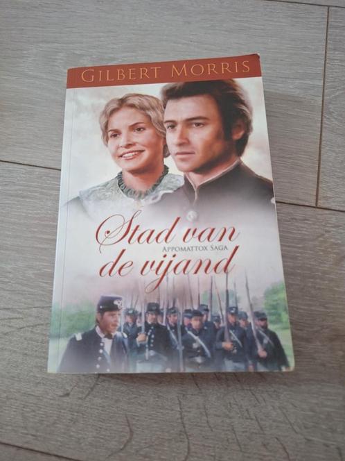 Gilbert Morris - Stad van de vijand, Boeken, Literatuur, Zo goed als nieuw, Amerika, Ophalen of Verzenden