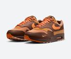 Gloednieuwe Nike Air Max 1 ‘KINGSDAY’ sneakers - maat 44,5, Bruin, Nike, Nieuw, Ophalen of Verzenden