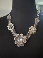 Zilverkleurige bloemenketting, Overige materialen, Ophalen of Verzenden, Zo goed als nieuw, Zilver