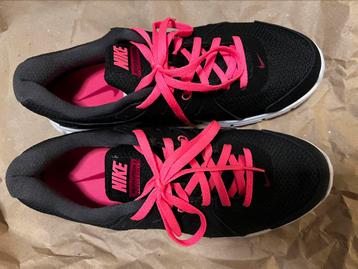 Nike Revolution 2, zwart met fuchsia NIEUW beschikbaar voor biedingen