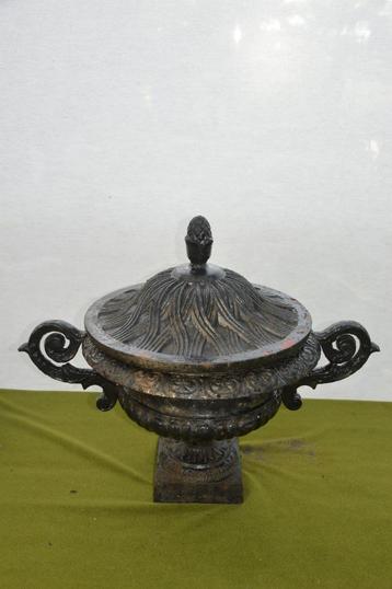 Brocante antieke gietijzeren tuinvaas/ jardinière met oren beschikbaar voor biedingen