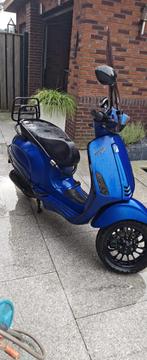 Vespa Sprint Full Option | Custom Blauw/Zwart, Fietsen en Brommers, Scooters | Vespa, Ophalen, Vespa S, Zo goed als nieuw, Benzine