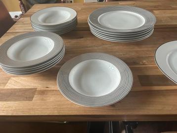 Bijenkorf servies 24-delig wit met zilveren rand beschikbaar voor biedingen