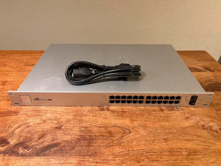 2 x Ubiquiti unifi 24 poort PoE switch US-24-250W, Computers en Software, Netwerk switches, Gebruikt, Verzenden