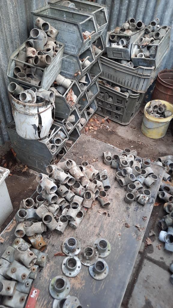 Te koop aluminium steiger verbindingstukken, schuuropruiming, Doe-het-zelf en Verbouw, Steigers, Gebruikt, Gevelsteiger, 5 meter of hoger