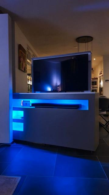 Tv kast met lift en afstandbediening, verrijdbaar  beschikbaar voor biedingen