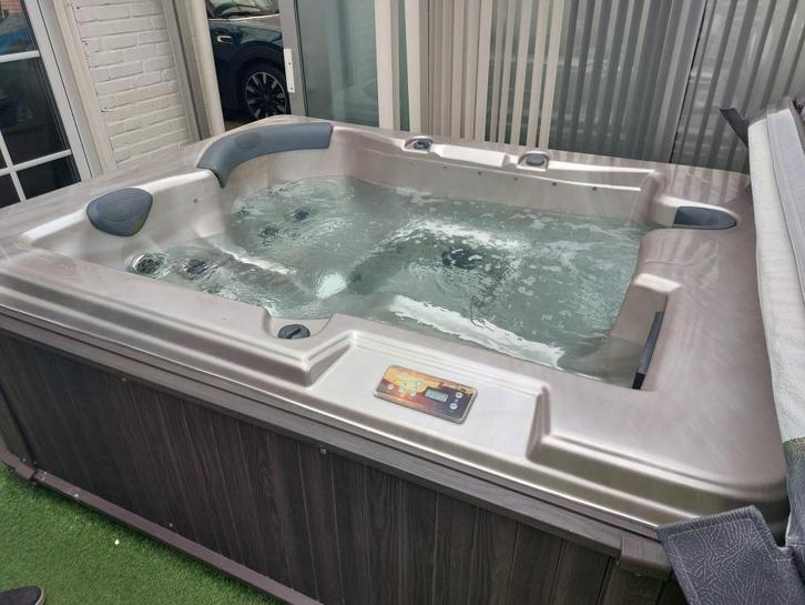 3 persoons jaccuzi met ligplek Sunbelt Tornado Desert, Tuin en Terras, Bubbelbaden en Hottubs, Gebruikt, Vast, Afdekzeil, Ophalen