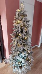 Kunst kerstboom 220 cm met sneeuw + rotan huls, Ophalen, Zo goed als nieuw