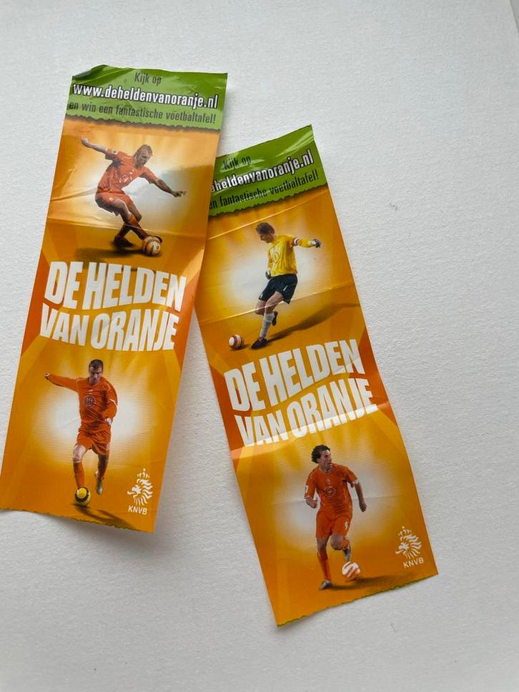 2x Helden van Oranje Voetbalplaatjes, Verzamelen, Sportartikelen en Voetbal, Gebruikt, Poster, Plaatje of Sticker, Overige sporten