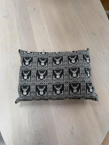 Sierkussen met hertmotief – Scandinavische stijl beschikbaar voor biedingen