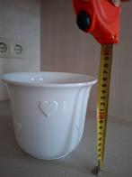 Valentijnsdag hartjes bloempot wit aardewerk., Rond, Ophalen of Verzenden, Zo goed als nieuw, Balkon