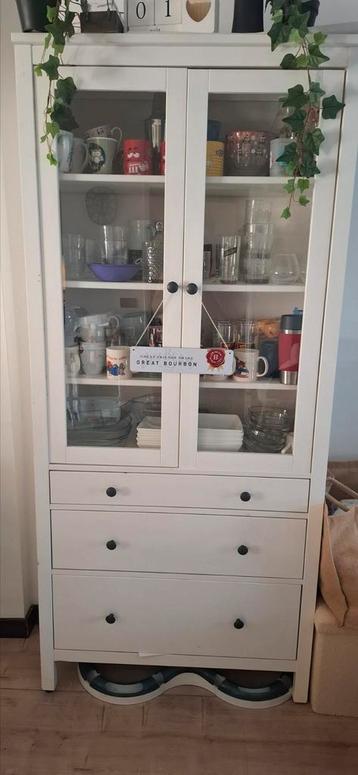 Hemnes vitrine kast beschikbaar voor biedingen