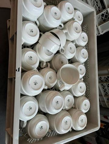 Partij Porseleinen Koffiekopjes – 100+ Stuks – Mix van Stijl beschikbaar voor biedingen