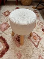 Kinderkrukje hout met gehaakt wit zitje, Huis en Inrichting, Krukjes, Ophalen, Gebruikt, Hout