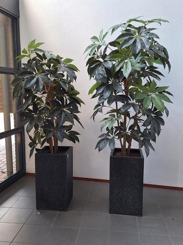 Pot met kunstplant beschikbaar voor biedingen
