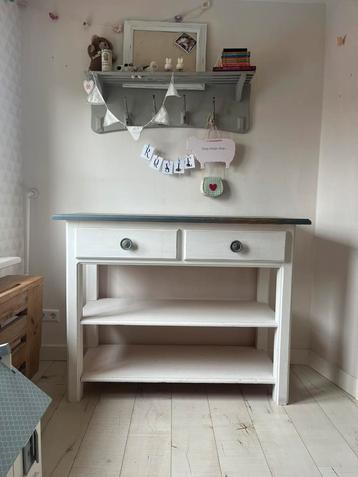 Prachtige handgemaakte commode beschikbaar voor biedingen