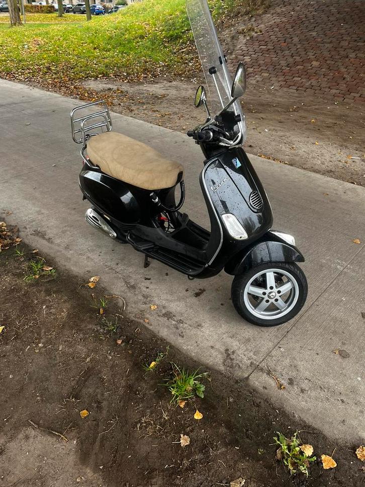 Vespa LX 50 2T 2008 blauwe plaat snor brom, Fietsen en Brommers, Scooters | Vespa, Zo goed als nieuw, Vespa LX, Tweetakt, Ophalen