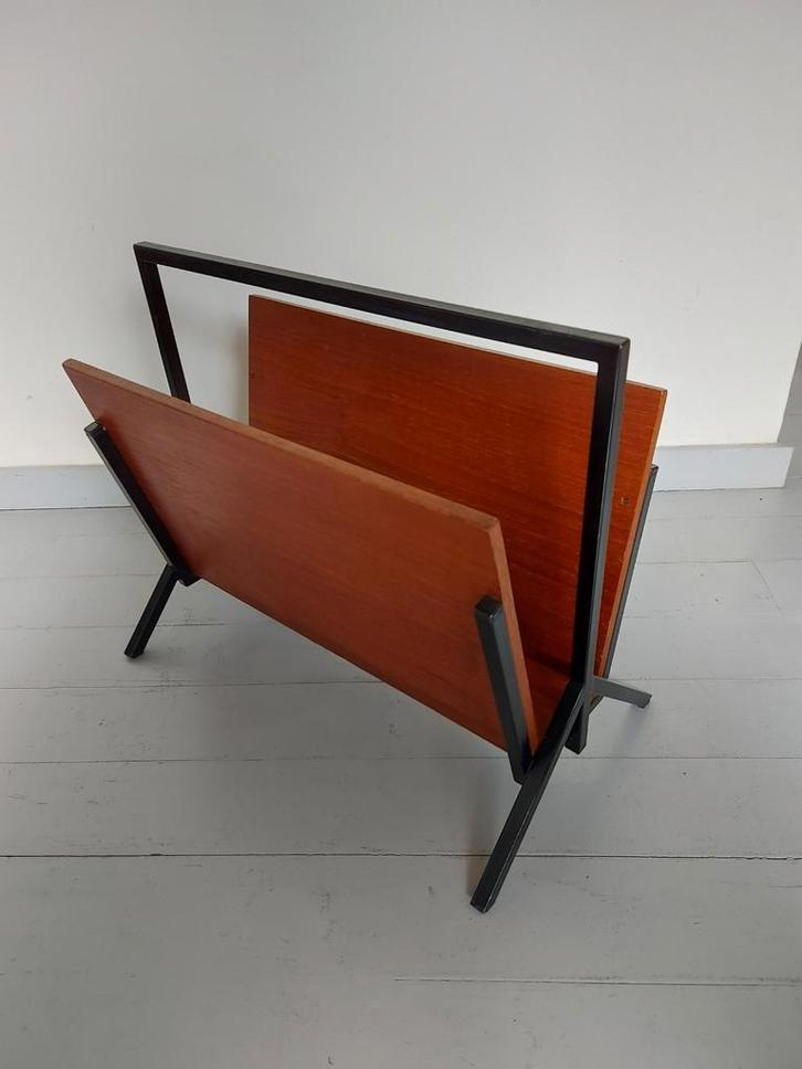 Vintage Mid Century lectuurbak krantenbak teakfineer metaal, Antiek en Kunst, Antiek | Woonaccessoires, Ophalen of Verzenden