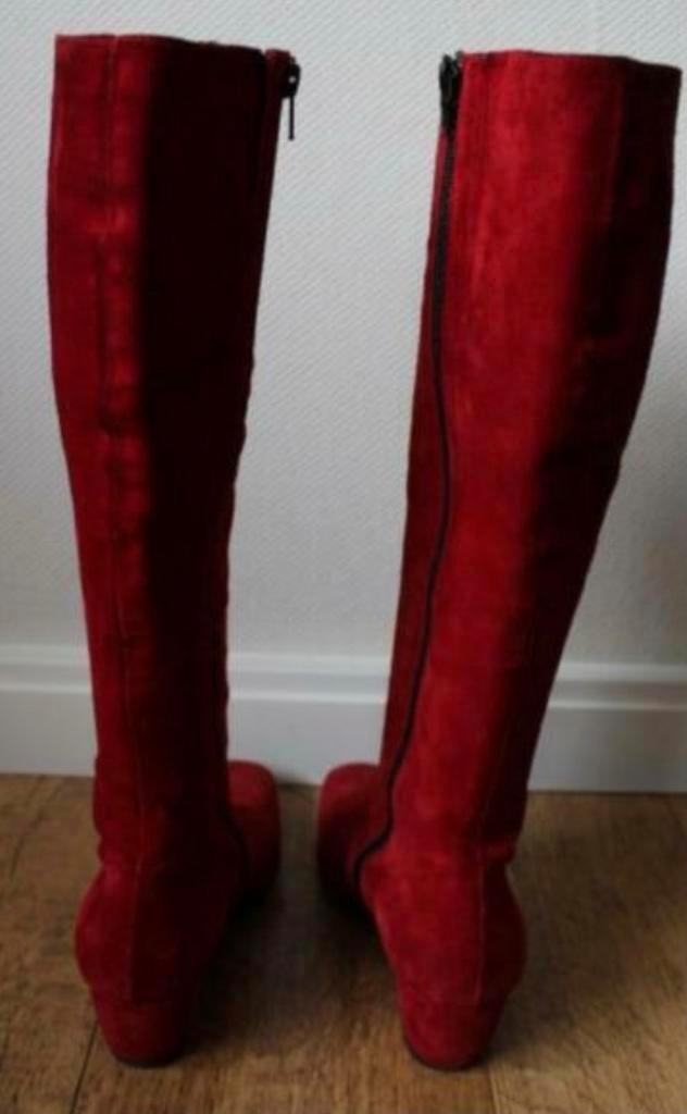 Via Vai Rode Suède Laarzen ZGAN, Kleding | Dames, Schoenen, Zo goed als nieuw, Hoge laarzen, Rood, Verzenden