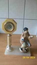 Klokje op zuil met lezer ernaast op marmeren plaat, Ophalen of Verzenden