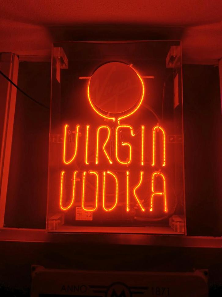 Orginele neon vintage Virgin Vodka Reclame, Verzamelen, Merken en Reclamevoorwerpen, Lichtbak of (neon) lamp, Ophalen