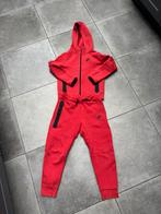 Nike tech fleece trainingspak rood, maat M, 137-147cm, Ophalen of Verzenden, Gebruikt, Jongen, Setje