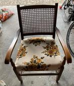 Oud stoeltje met webbing rugleuning, Ophalen