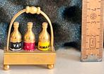 Miniatuur koperen drankenhouder met drie drankflessen., Verzamelen, Verzenden, Zo goed als nieuw, Poppenhuis