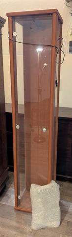 Hoge smalle vitrinekast, Huis en Inrichting, Kasten | Vitrinekasten, Ophalen, Minder dan 50 cm, Gebruikt, Glas