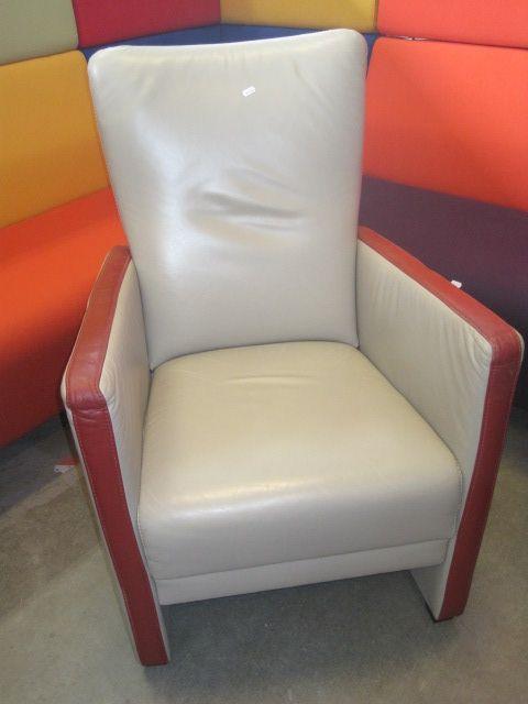 Beige leren prominent fateuil met bruine accenten, Huis en Inrichting, Fauteuils, Gebruikt