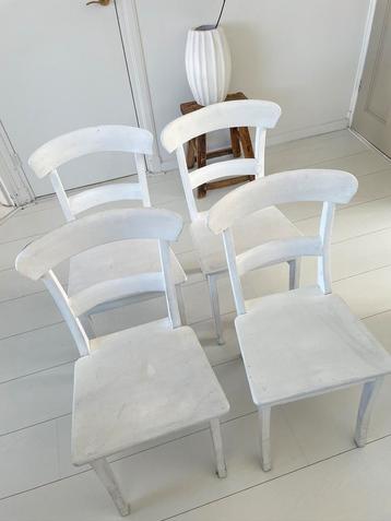 Houten stoelen beschikbaar voor biedingen