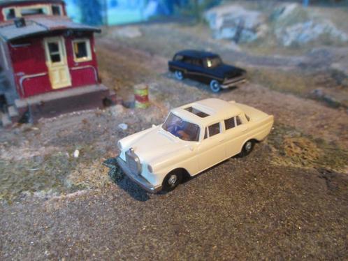 Mercedes Benz W110 190 - Brekina cremewit met open schuifdak, Hobby en Vrije tijd, Modelauto's | 1:87, Zo goed als nieuw, Bus of Vrachtwagen