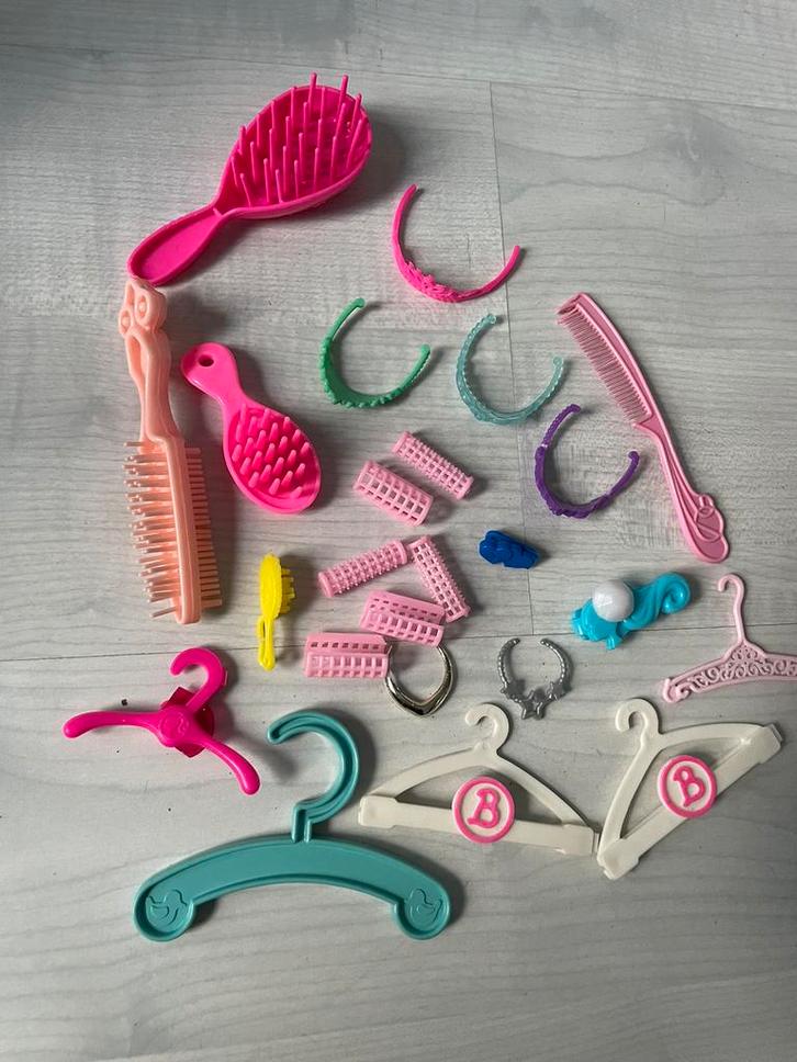 Barbie spulletjes tiara kledinghangers borstels ketting, Kinderen en Baby's, Speelgoed | Poppen, Zo goed als nieuw, Barbie, Ophalen of Verzenden