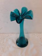 Mooi gevormde groen / blauwe vaas met geschulpte rand, Antiek en Kunst, Antiek | Glas en Kristal, Ophalen of Verzenden