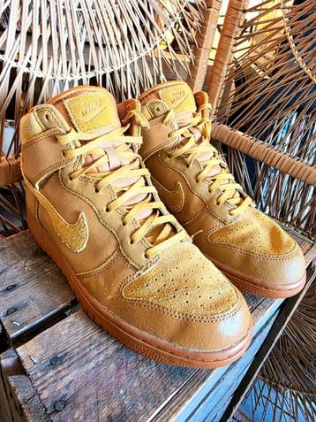 YV6199: Nike W Dunk Hi Premium Trainers Sneakers beschikbaar voor biedingen