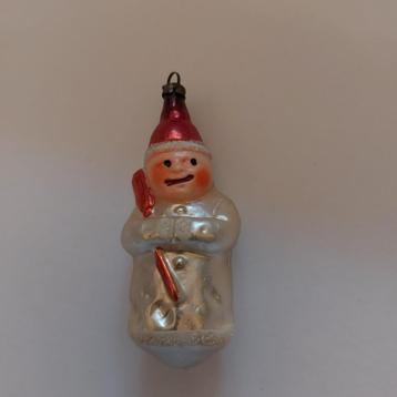 Antieke kerstbal sneeuwpop rode muts en bezem.  beschikbaar voor biedingen
