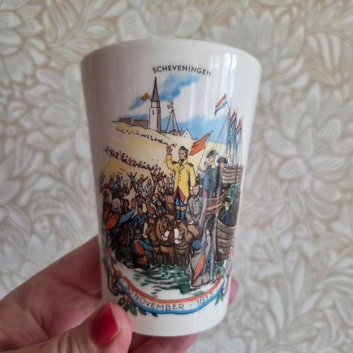 Gedenk beker 150 jaar Nederland onafhankelijk. Regout, Antiek en Kunst, Antiek | Keramiek en Aardewerk, Ophalen of Verzenden
