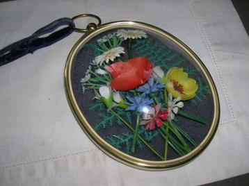 wandhanger met bol glas kunstbloemetjes beschikbaar voor biedingen