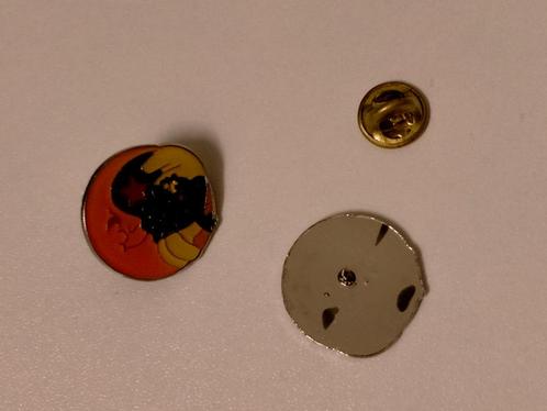 Smurfen smurf vintage logo pin RARE maan lachend, Verzamelen, Speldjes, Pins en Buttons, Gebruikt, Verzenden