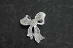 Broche model strik, zilverkleurig met strass, 3x2,5 cm, Minder dan 4 cm, Ophalen of Verzenden, Zo goed als nieuw, Zilver