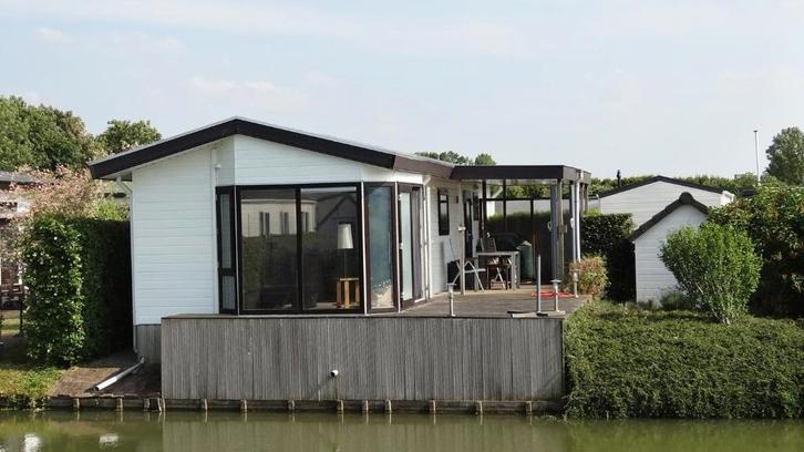 Luxe, volledig gemeubileerd chalet aan het water, Caravans en Kamperen, Stacaravans, tot en met 3, Ophalen