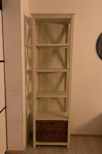 Boekenkast met rieten mand beschikbaar voor biedingen