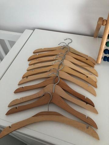 Houten kinder kledinghangers beschikbaar voor biedingen