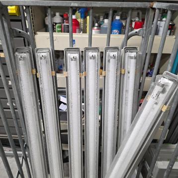 7  spatwaterdichte TL armaturen 120 cm  lang  36 watt TL beschikbaar voor biedingen
