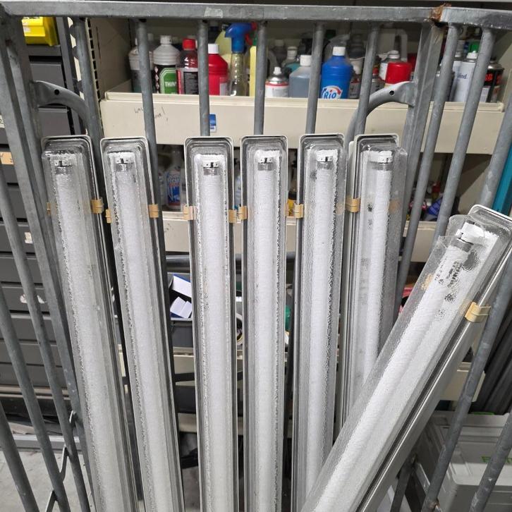 7  spatwaterdichte TL armaturen 120 cm  lang  36 watt TL, Huis en Inrichting, Lampen | Plafondlampen, Gebruikt, Kunststof, Metaal