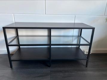 Leuk zwart kastje met glasplaat beschikbaar voor biedingen