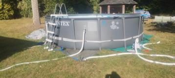 Zwembad Intex met accessoires beschikbaar voor biedingen